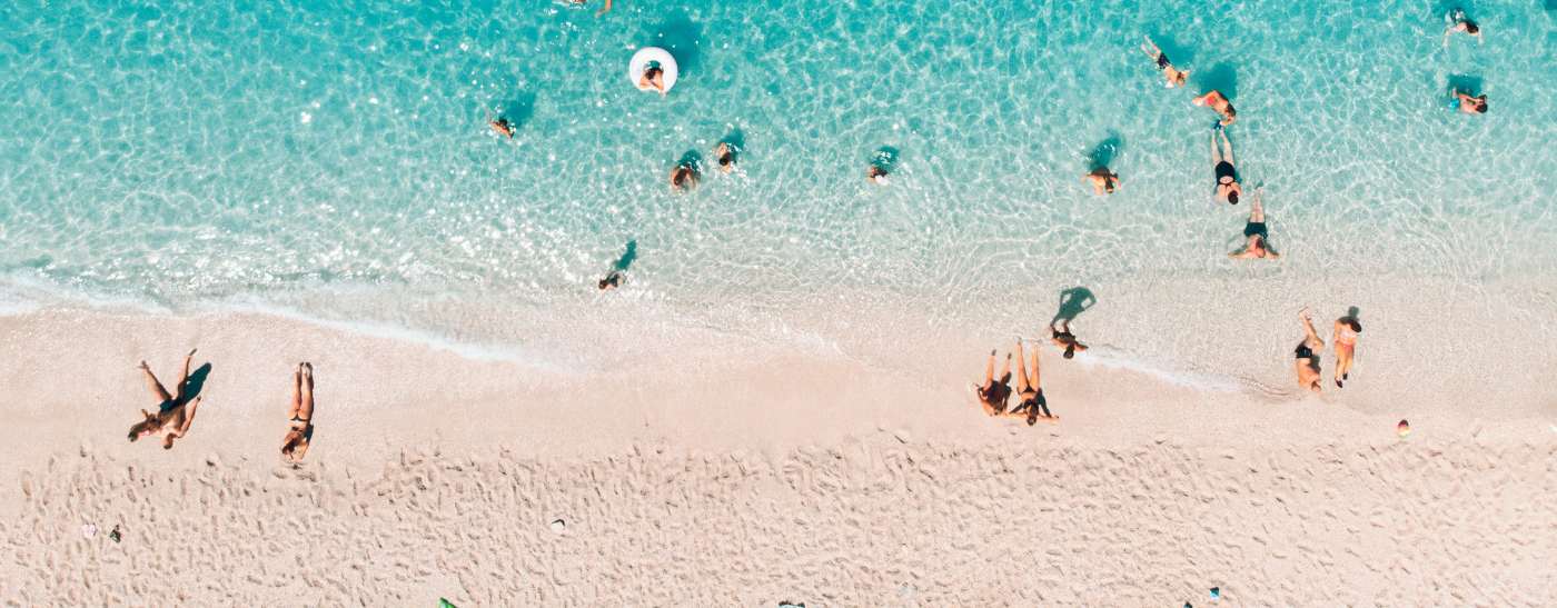 Menschen an einem Strand aus der Vogelperspektive