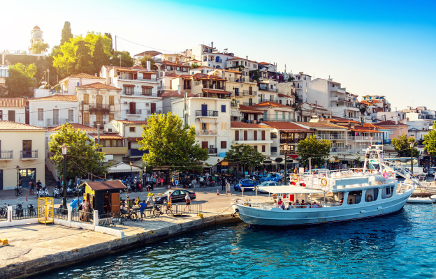 Skiathos Port bei sommerliche Wetter mit einem kleinen Boot 