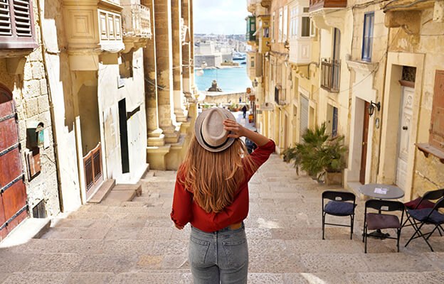 Frau erkundet Stadt in Malta