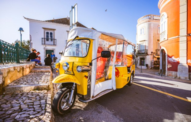 Tuk Tuk im Stadtzentrum von Tavira an der Algarve