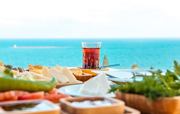 Tisch mit türkischen Speisen und türkischem Kaffee am Meer