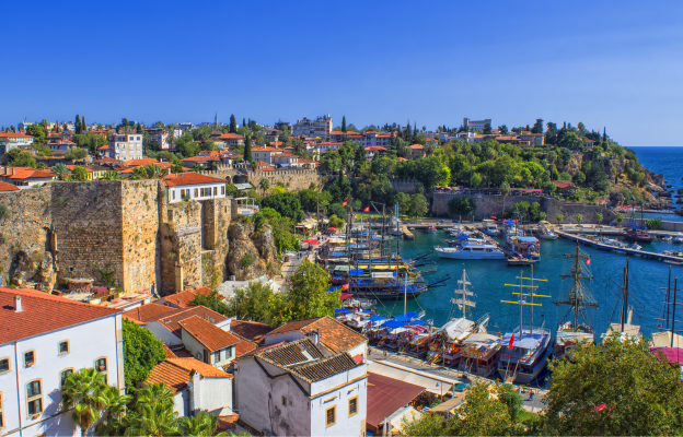 Alte Ruine und Hafen in Antalya
