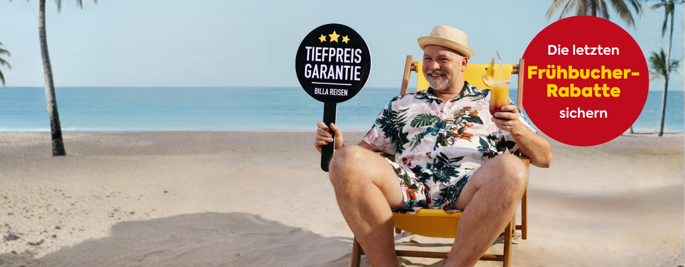 Thomas Stipsits steht am Strand und weiß, dass der Frühbucherrabatt 2026 viel sparen lässt