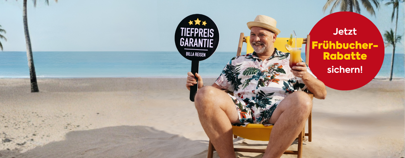 Thomas Stipsits steht am Strand und weiß, dass der Frühbucherrabatt 2026 viel sparen lässt