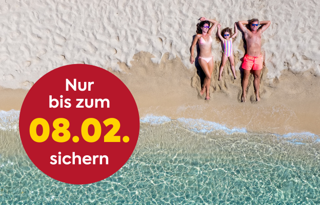 Paar plantscht im Wasser bei den Malediven. Die Malediven Wöchen sind nur bis zum 31. August