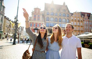 Familie steht in einer fremden Stadt und genießt den günstigen Urlaub in einer Stadt