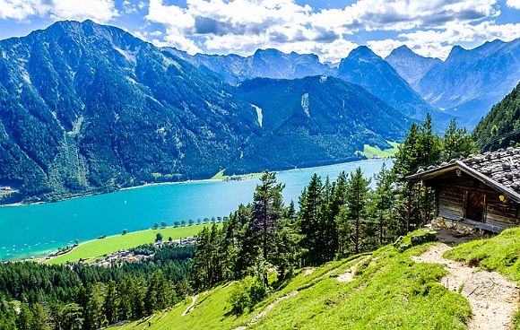 Eine österreichische Hütte direkt am Berg mit Blick auf einen schönen See