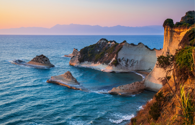 Frau genießt die Sonne und die Sehenswürdigkeiten bei einem Last Minute Griechenland Urlaub