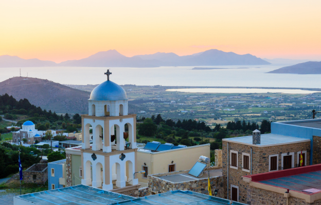 Frau genießt die Sonne und die Sehenswürdigkeiten bei einem Last Minute Griechenland Urlaub