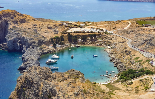 Frau genießt die Sonne und die Sehenswürdigkeiten bei einem Last Minute Griechenland Urlaub