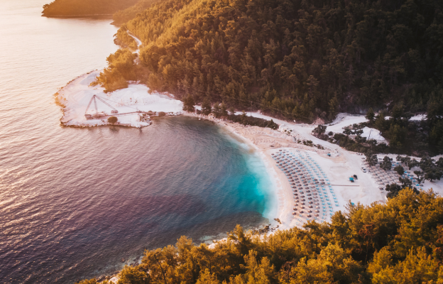 Frau genießt die Sonne und die Sehenswürdigkeiten bei einem Last Minute Griechenland Urlaub