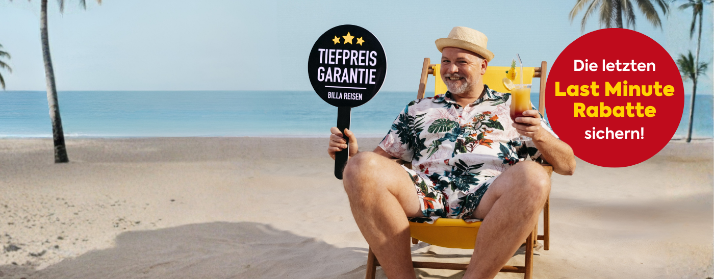 Thomas Stipsits steht am Strand in Griechenland und weiß, dass man sich jetzt noch schnell -40% Last Minute Rabatt sichern kann