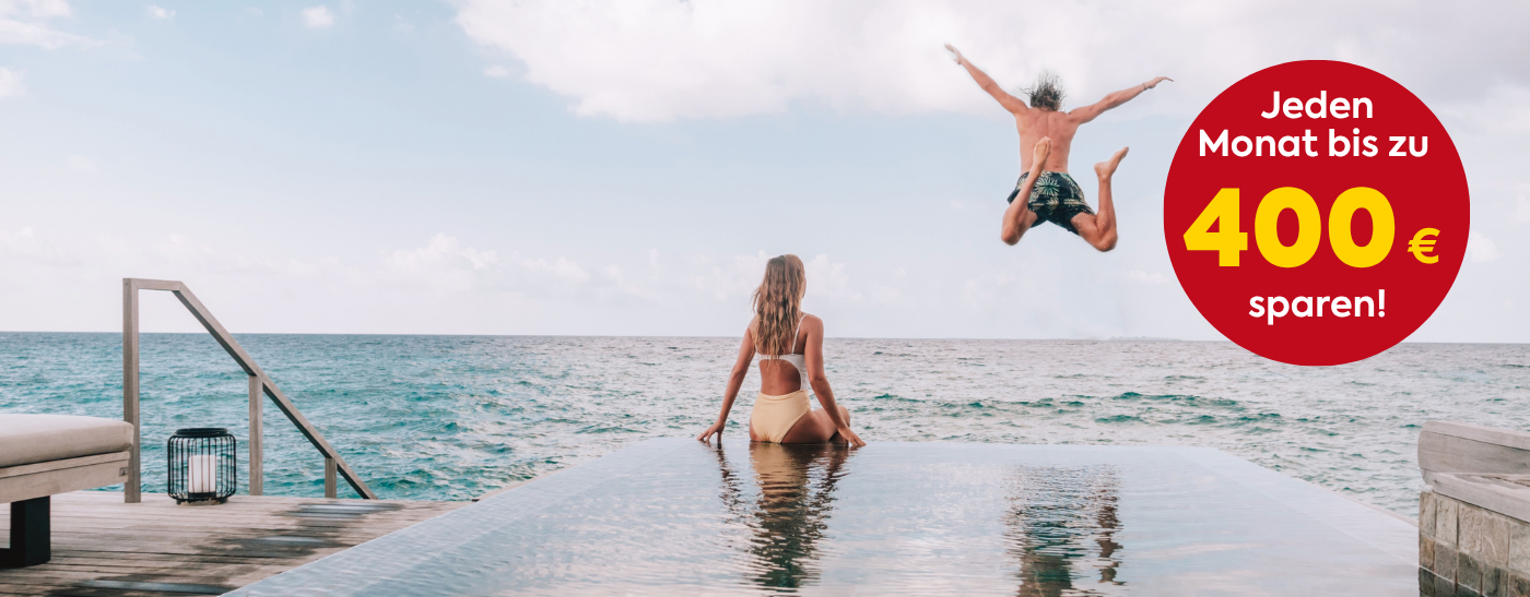 Paar im Urlaub am Pool