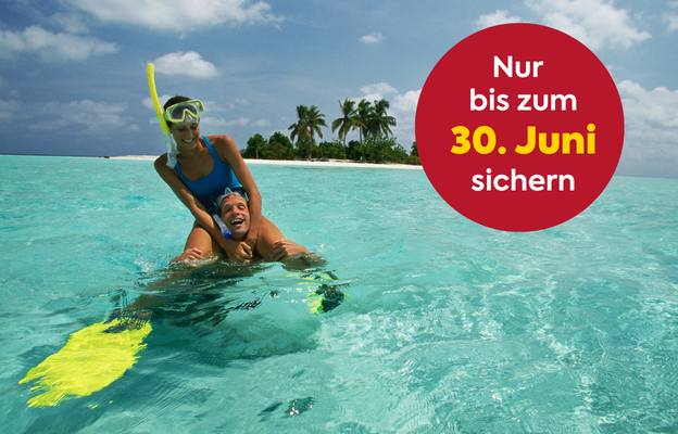 Paar plantscht im Wasser bei den Malediven. Die Malediven Wöchen sind nur bis zum 30. Juni