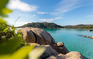 Kleine steinerne Küste bei Korsika