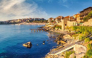 Bulgarische Küste mit kleinen Häusern und einem kleinen Steg ins Wasser