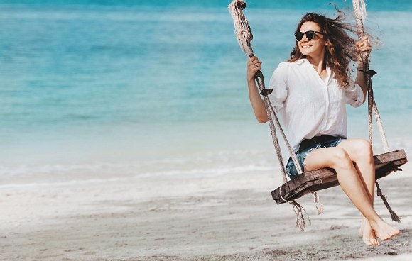 Mutter mit Kindern am Strand