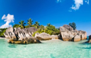 Traumhafter Strand auf den Seychellen mit außergewöhnlicher Steinformationen