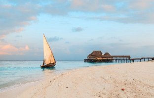 Ein Gewürzschiff liegt am Strand von Sansibar an