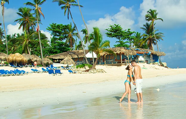 Verliebtes Paar am Strand von Punta Cana in der Dominikanischen Republik