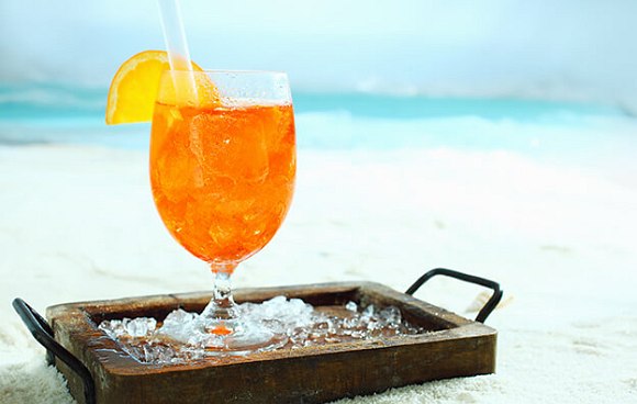 Cocktail am Strand im Malediven Urlaub