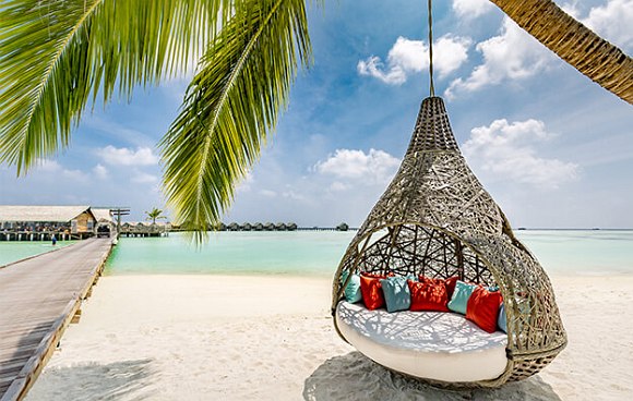 Hängeschaukel auf Strand im Malediven Urlaub