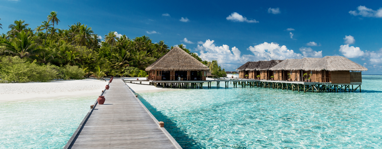 Bungalow direkt im hellblauen Ozean im Malediven Urlaub