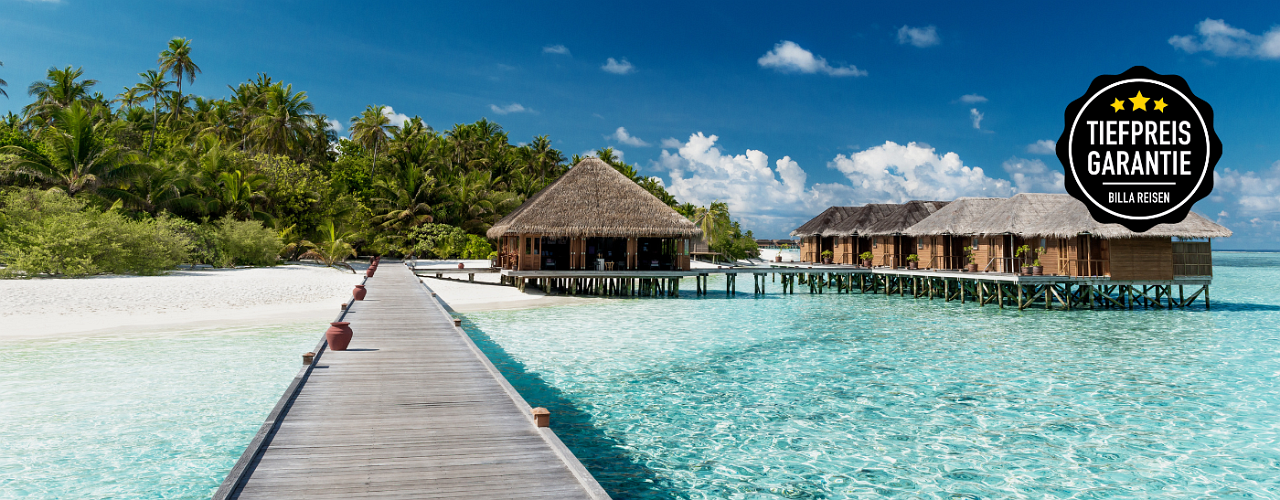 Bungalow direkt im hellblauen Ozean im Malediven Urlaub