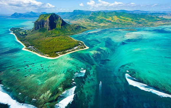 Untergetauchter Wasserfall bei Le Morne Brabant Mauritius