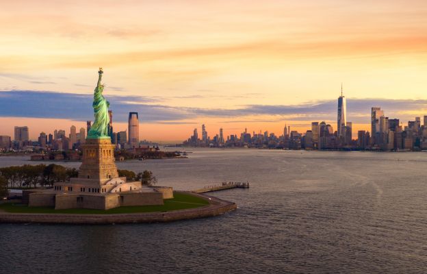 New York Reise Freiheitsstatue blickt auf New York