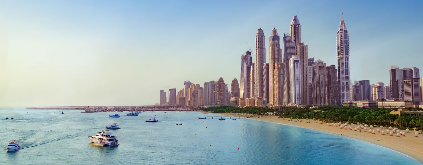Skyline von Dubai mit dem Meer im Vordergrund