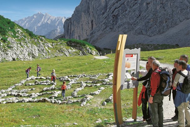 Alpenüberquerung von Garmisch nach Sterzing - Wanderer auf dem 