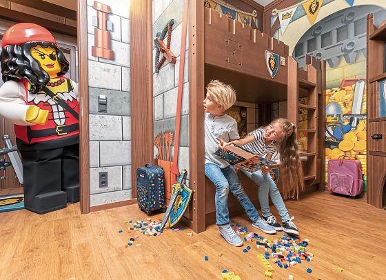 LEGOLAND® Feriendorf - Wohnbeispiel Burgzimmer (Zimmercodierungen RB2 & FB2)