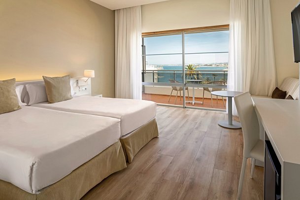 Sol Marbella Estepona · Atalaya Park - Wohnbeispiel Familienzimmer seitl. Meerblick (Zimmercodierungen F3N & F4N)