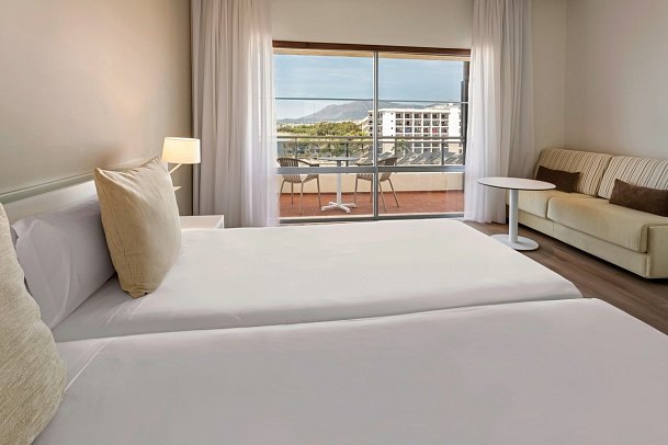 Sol Marbella Estepona · Atalaya Park - Wohnbeispiel Familienzimmer seitl. Meerblick (Zimmercodierungen F3N & F4N)