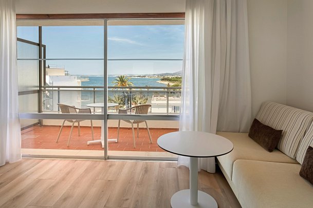 Sol Marbella Estepona · Atalaya Park - Wohnbeispiel Familienzimmer seitl. Meerblick (Zimmercodierungen F3N & F4N)