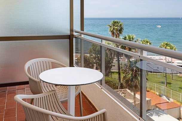 Sol Marbella Estepona · Atalaya Park - Balkonbsp. Familienzimmer seitl. Meerblick (Zimmercodierungen F3N & F4N)