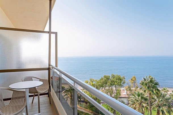 Sol Marbella Estepona · Atalaya Park - Balkonbeispiel Familienzimmer seitl. Meerblick (Zimmercodierungen F3N & F4N)