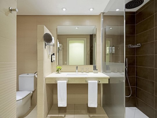H10 Estepona Palace - Badbsp. Doppelzimmer Superior (Zimmercodierungen DP2, DS1, DS2, DSM, DS3, DRM & FB1)