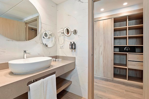 Best Tritón - Badbeispiel Doppelzimmer Premium Meerblick (Zimmercodierung DMM)