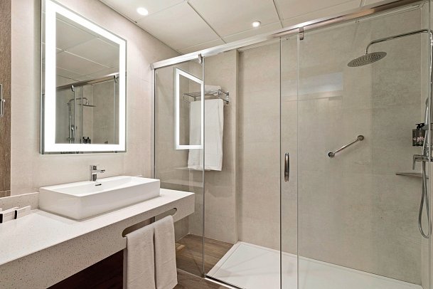 Best Tritón - Badbeispiel Doppelzimmer seitl. Meerblick (Zimmercodierungen DBN, D2N & DS1)