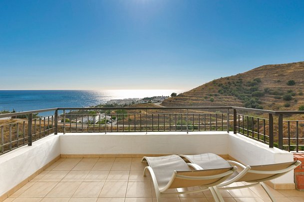 Olée Nerja Holiday Rentals - Balkonbeispiel Appartement 2 Schlafzimmer seitl. Meerblick (Zimmercodierung OBN)