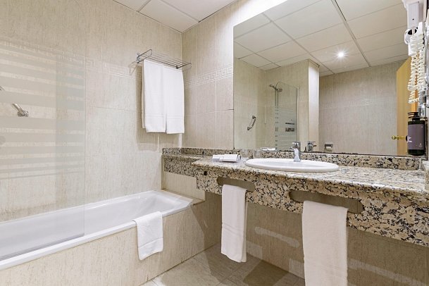 Best Benalmádena - Badbeispiel Doppelzimmer seitl. Meerblick (Zimmercodierung DBN)