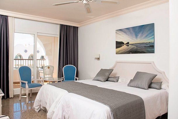 Hotel Mac Puerto Marina - Wohnbeispiel Doppelzimmer Poolblick (Zimmercodierung D1P)