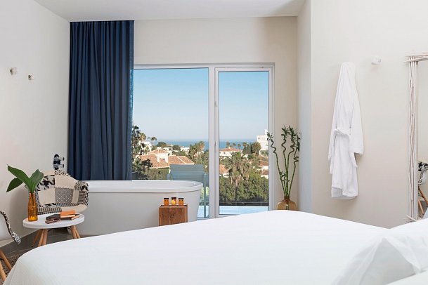 Higuerón Hotel Málaga, Curio Collection by Hilton - Wohnbeispiel Doppelzimmer Deluxe seitl. Meerblick (Zimmercodierung DDN)