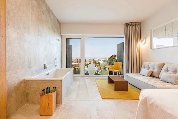 Higuerón Hotel Málaga, Curio Collection by Hilton - Wohnbeispiel Leiro Suite seitlicher Meerblick (Zimmercodierung WXN)