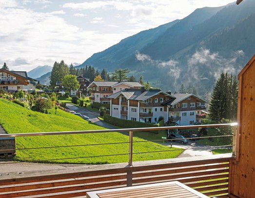 A-ROSA Ifen Hotel Kleinwalsertal - Beispiel Balkon Doppelzimmer Panorama Talblick (Zimmercodierungen D1L, D2L, D3L & DB1)