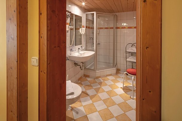 Sonne Bezau – Familotel Bregenzerwald - Beispiel Bad Sonnenzimmer (Zimmercodierung DB1)