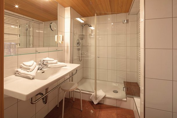 Sonne Bezau – Familotel Bregenzerwald - Beispiel Bad Sonnenzimmer (Zimmercodierung DB1)