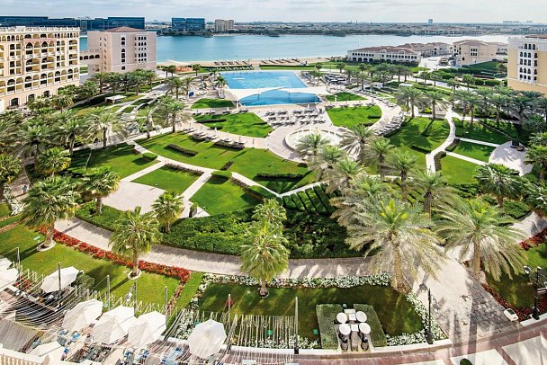 The Ritz-Carlton Abu Dhabi, Grand Canal
